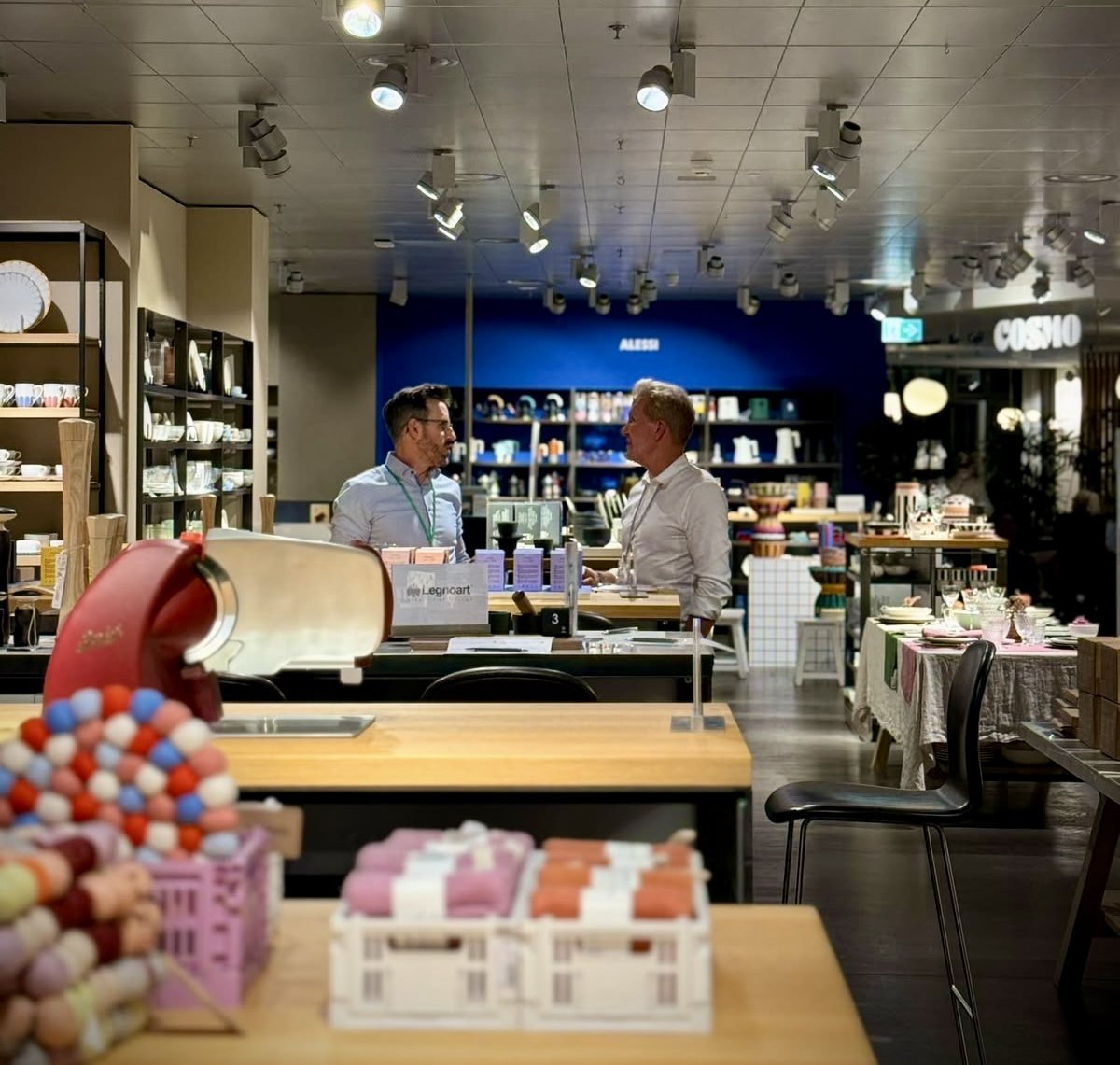 Zwei Gastgeber im Gespräch in einem Laden im Globus Luzern